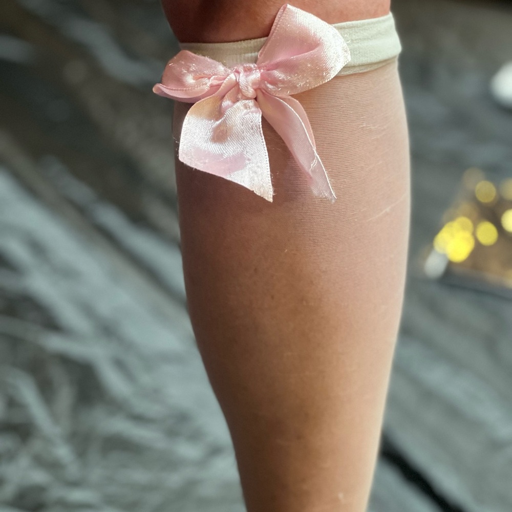 Elegant Women's Hosiery w/ Bow (Knee Highs) NWT. (2 pair)